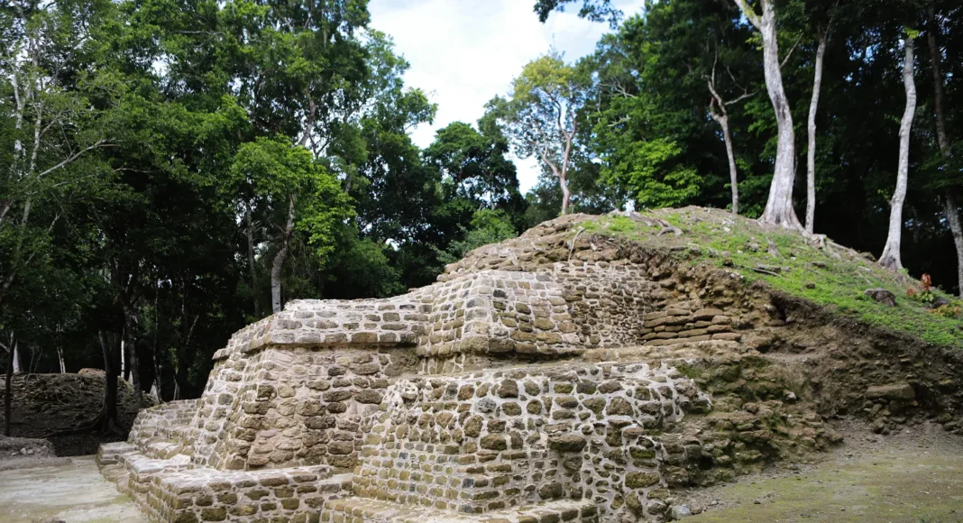 Ichkabal: La Antigua Ciudad Maya que Renace en la Selva del Caribe.