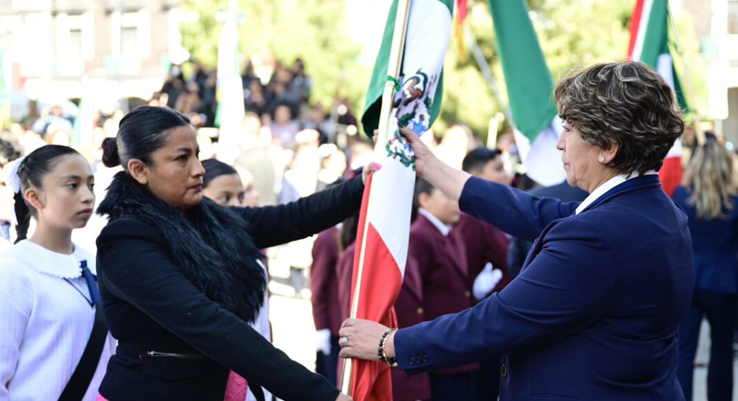 Delfina Gómez Encabeza Ceremonia del Día de la Bandera