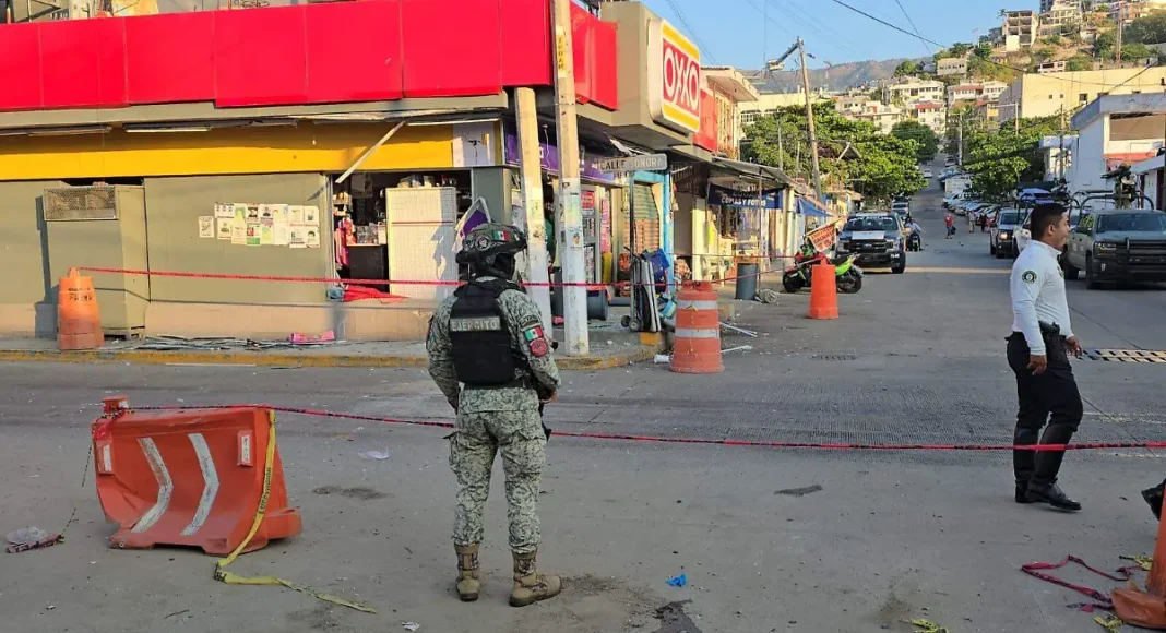 Explosión frente a la SSP de Acapulco deja dos muertos, según FGE