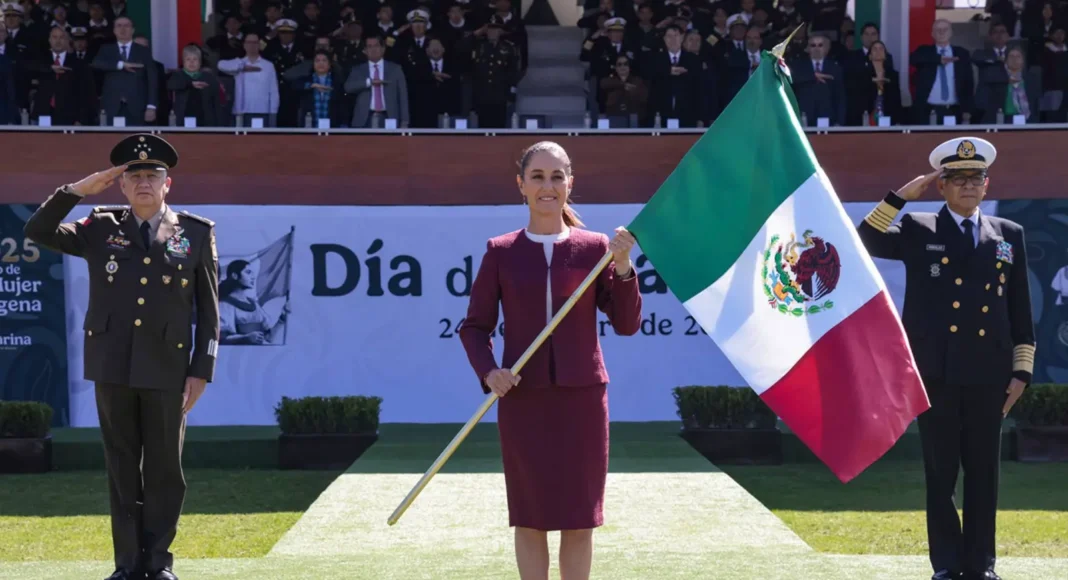 Sheinbaum reafirma la soberanía de México y el orgullo migrante en el Día de la Bandera