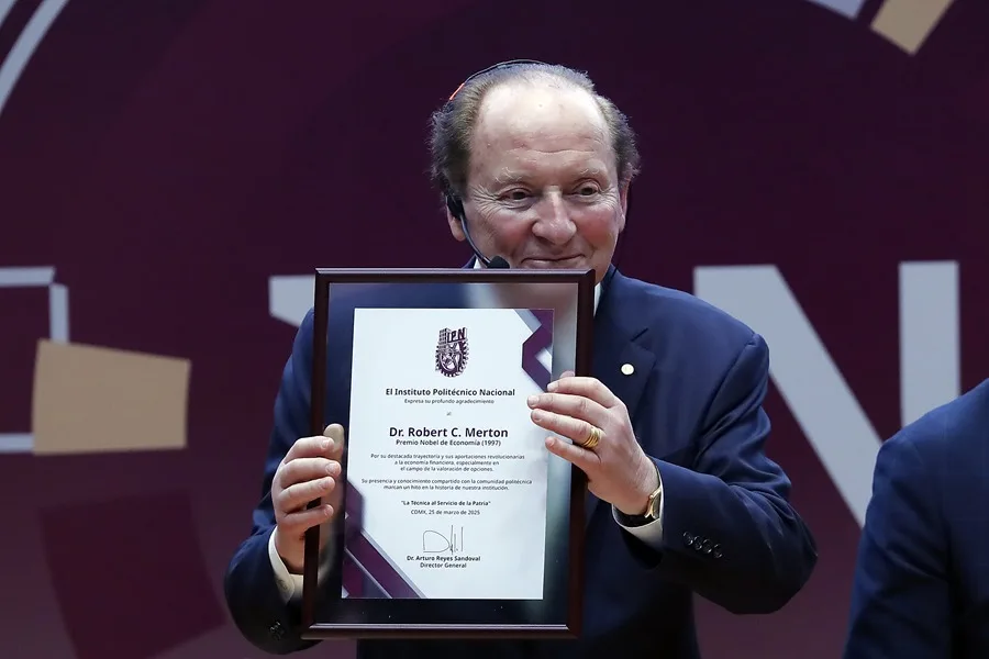 Nobel de Economía propone fortalecer pensiones en México