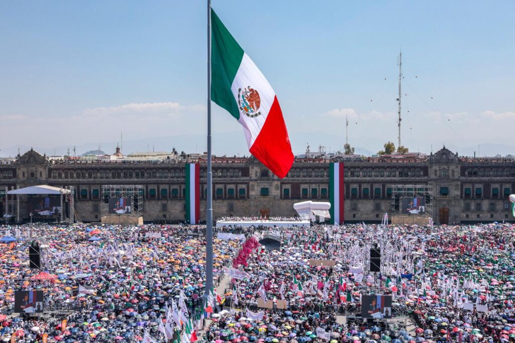 Sheinbaum Reúne a 350 Mil Mexicanos en el Zócalo de la CDMX