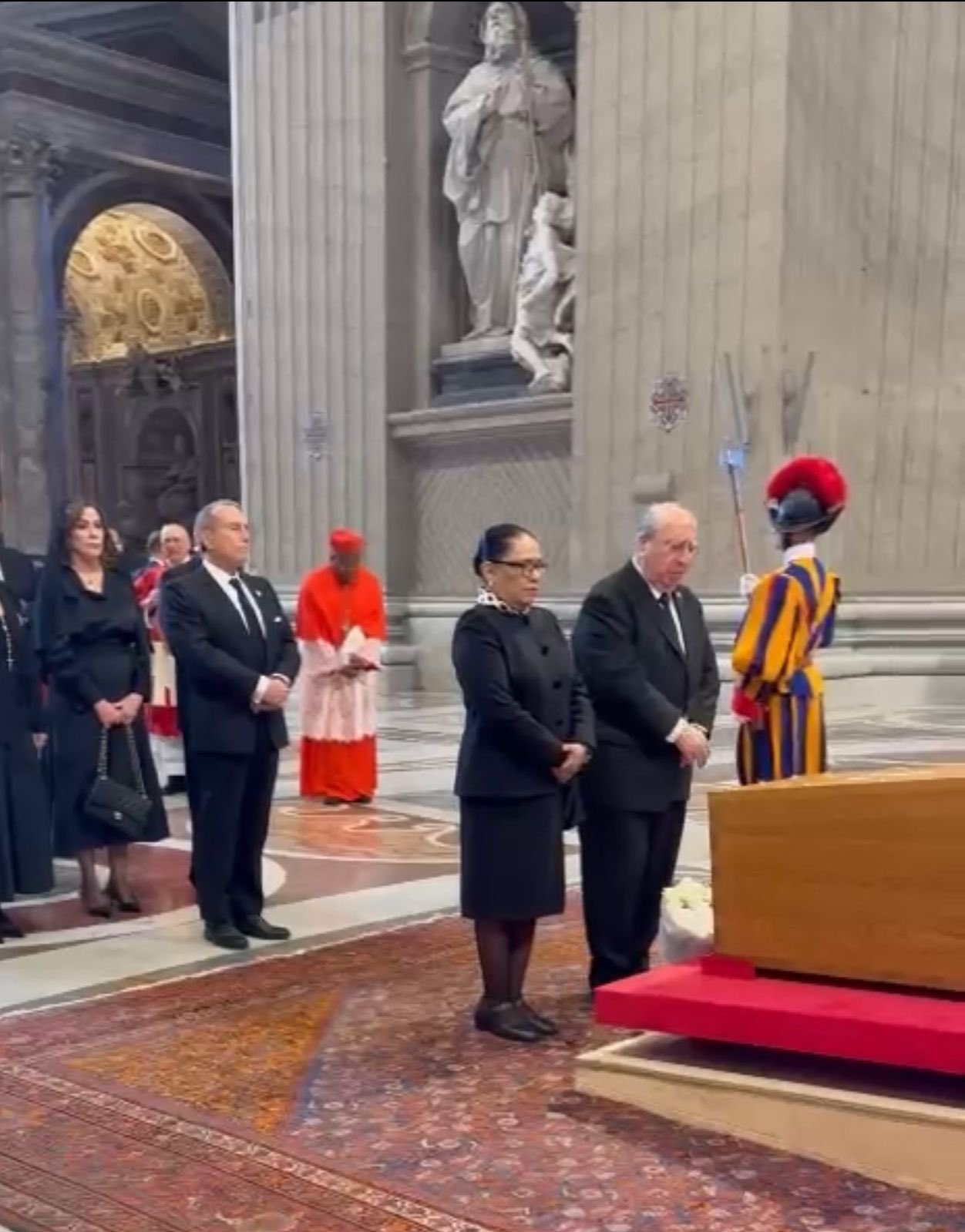 Rosa Icela honra al papa Francisco líder cercano y humanista