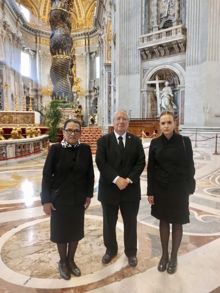 Rosa Icela honra al papa Francisco líder cercano y humanista