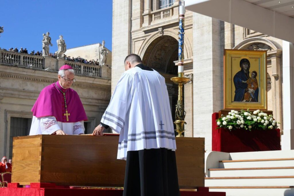 Rosa Icela honra al papa Francisco líder cercano y humanista