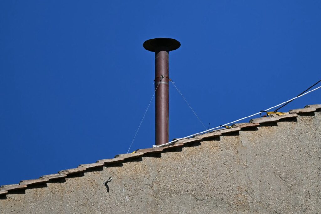 Todo listo para el cónclave: chimenea en la Capilla Sixtina