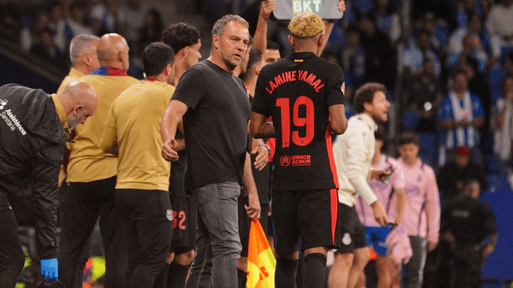 Hansi Flick renueva con Barcelona hasta 2027 tras éxito histórico