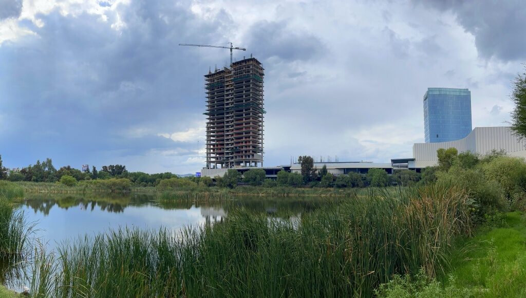 City Center seca humedal en León y causa polémica ambiental
