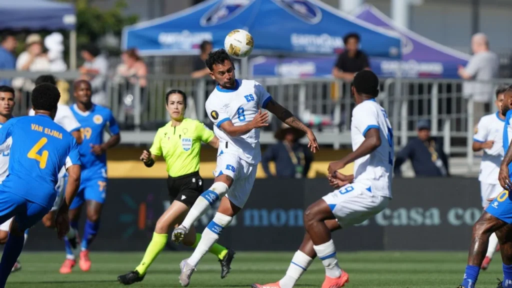 Katia Itzel, primera árbitra en dirigir en la Copa Oro