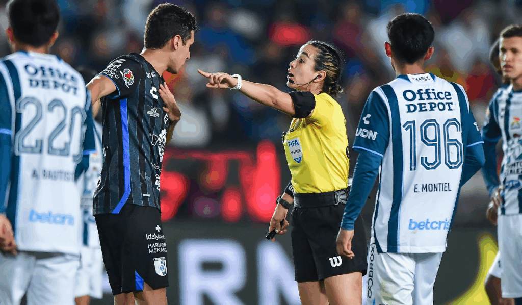 Katia Itzel, primera árbitra en dirigir en la Copa Oro