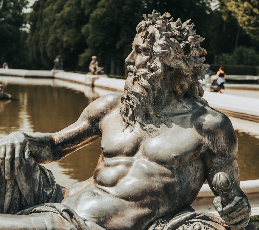 Estatuas de Versalles “hablan” con IA gracias a OpenAI