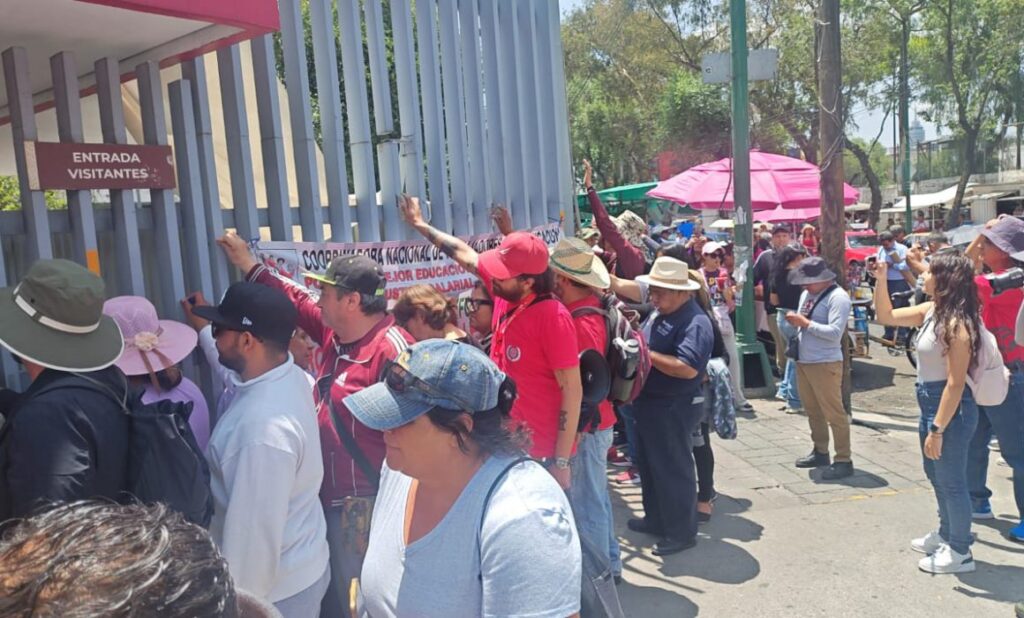 Maestros de la CNTE protestan frente a Pensionissste