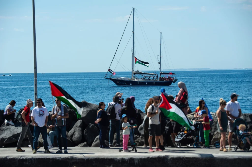 Barco con Greta Thunberg navega rumbo a Gaza con ayuda humanitaria