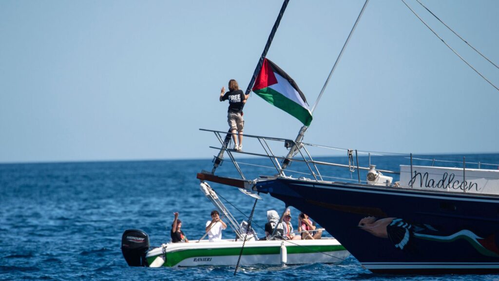 Barco con Greta Thunberg navega rumbo a Gaza con ayuda humanitaria