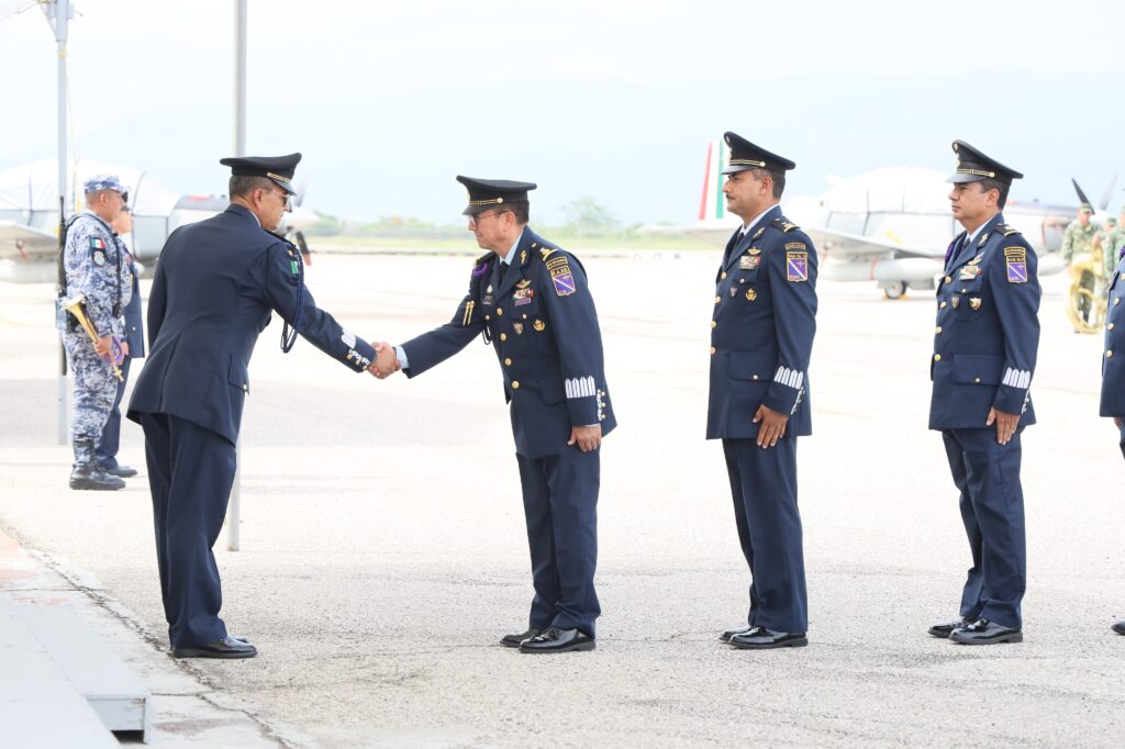 Román Carmona Landa asume como nuevo comandante de la Fuerza Aérea