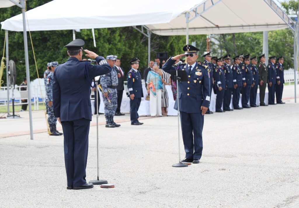 Román Carmona Landa asume como nuevo comandante de la Fuerza Aérea