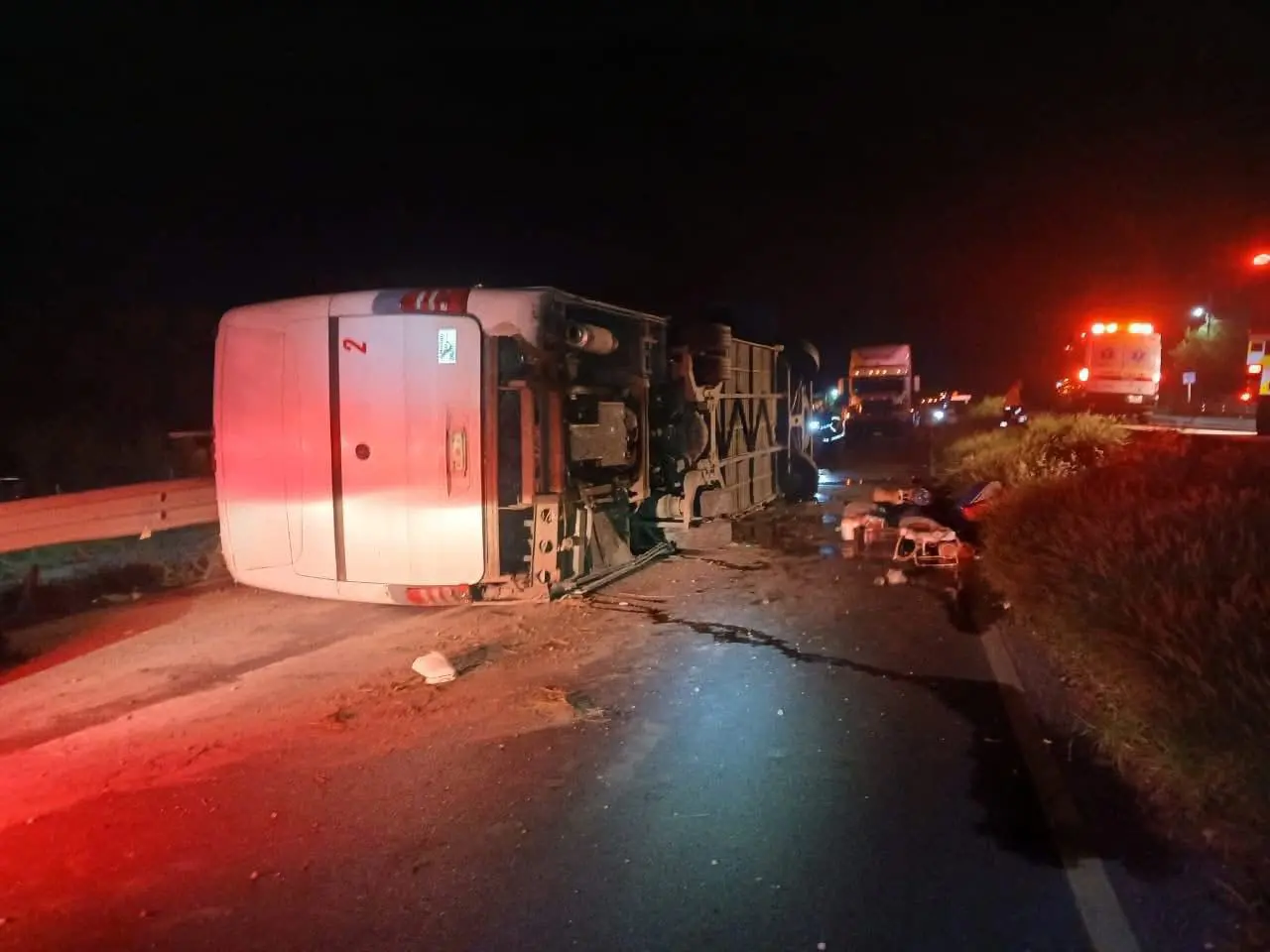 Volcadura de autobús en Nuevo León deja 11 muertos y 19 heridos