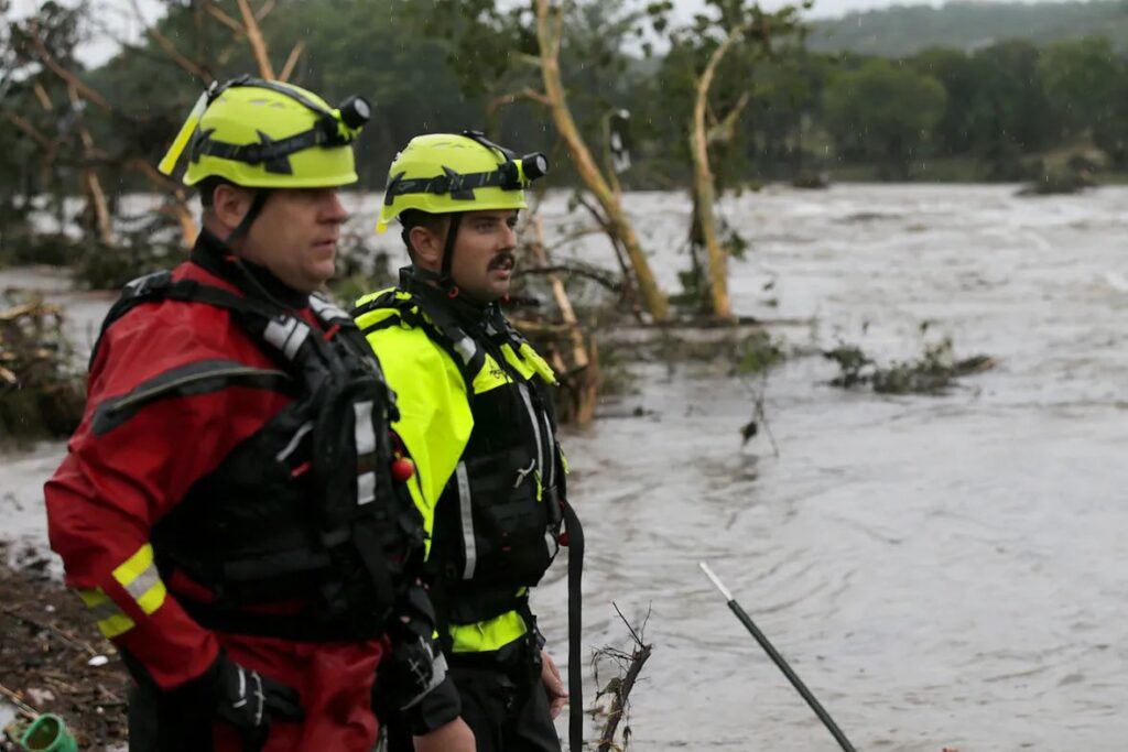Buscan a 27 niñas desaparecidas tras devastadoras inundaciones en Texas
