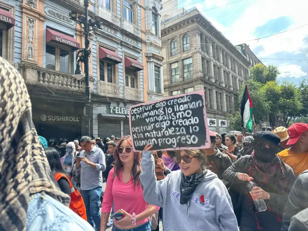 Jóvenes marchan al Zócalo contra la gentrificación y exigen diálogo con Clara Brugada