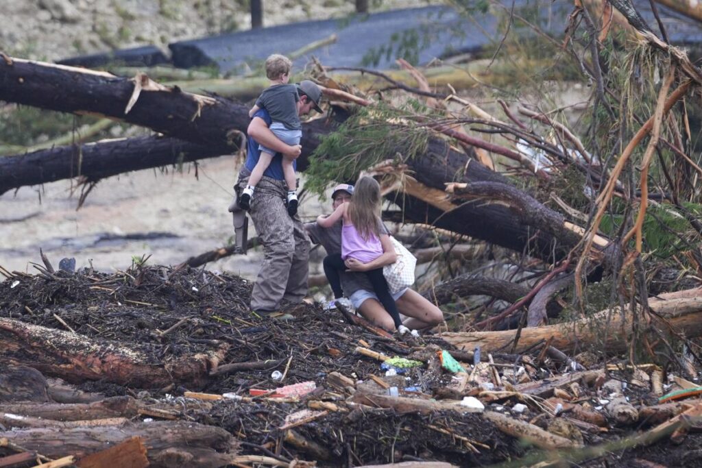 Buscan a 27 niñas desaparecidas tras devastadoras inundaciones en Texas
