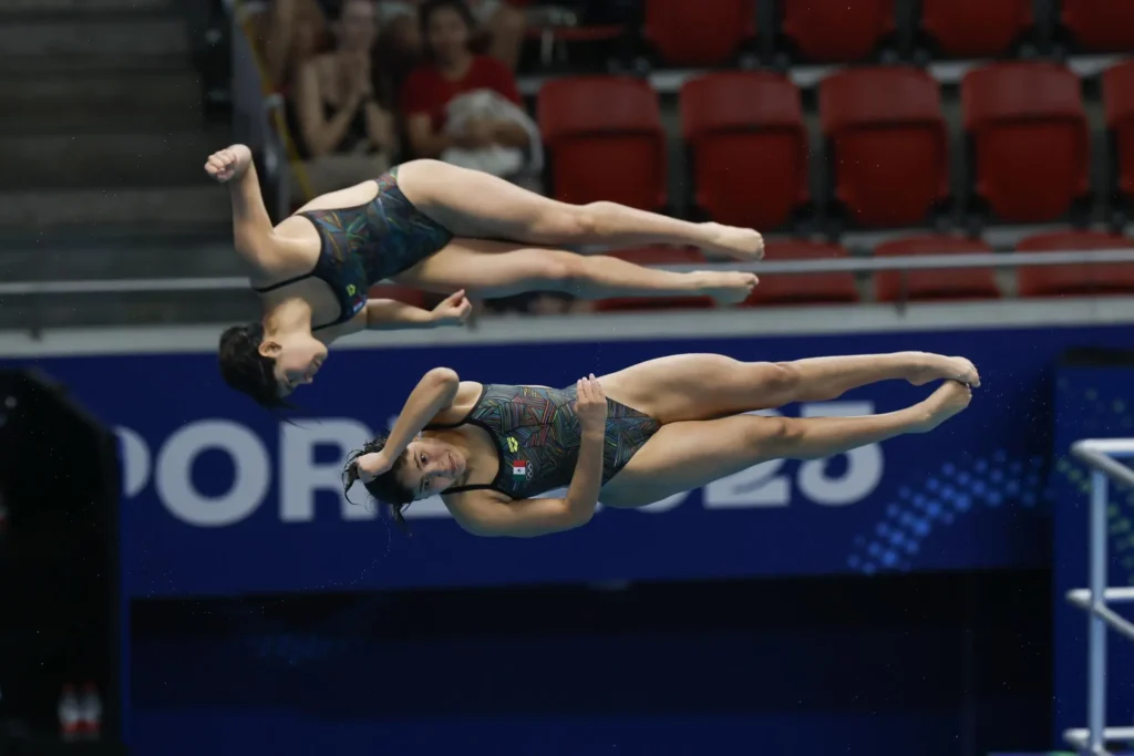 Gemelas Lía y Mía Cueva ganan bronce para México en Mundial de Natación