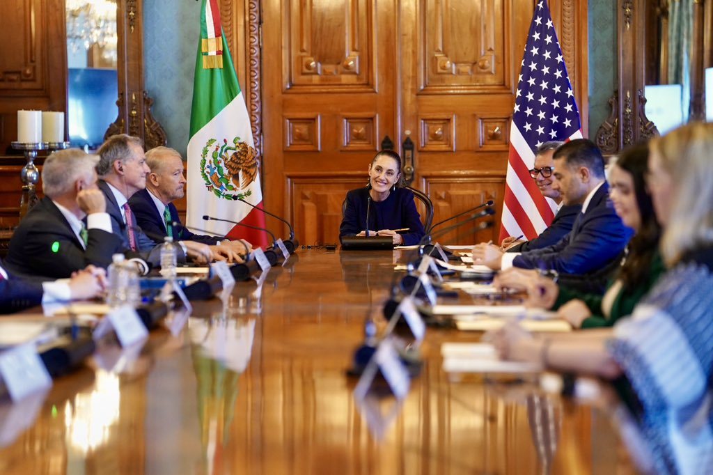 Sheinbaum se reúne con delegación del Congreso de EU y embajador Johnson