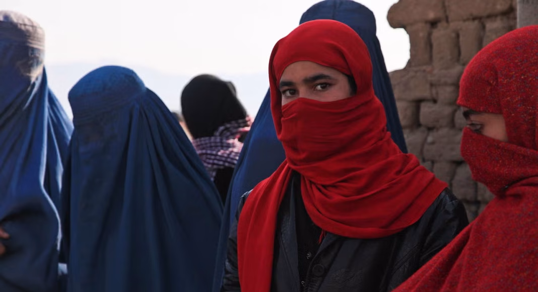 ONU denuncia arrestos por no usar hiyab en Afganistán