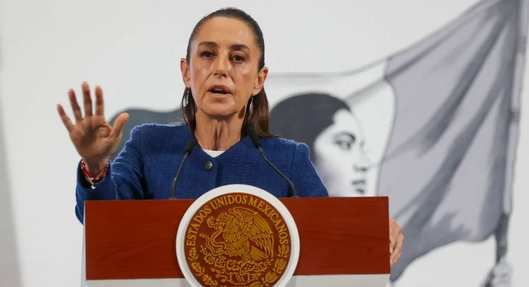 Sheinbaum condena quema de libros durante protesta en CDMX