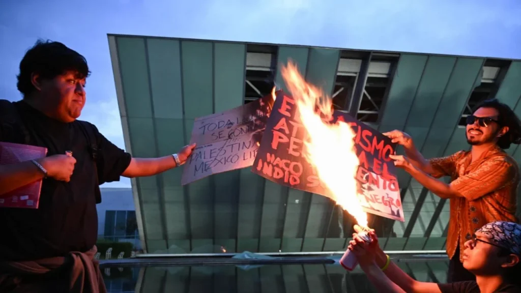 Sheinbaum condena quema de libros durante protesta en CDMX