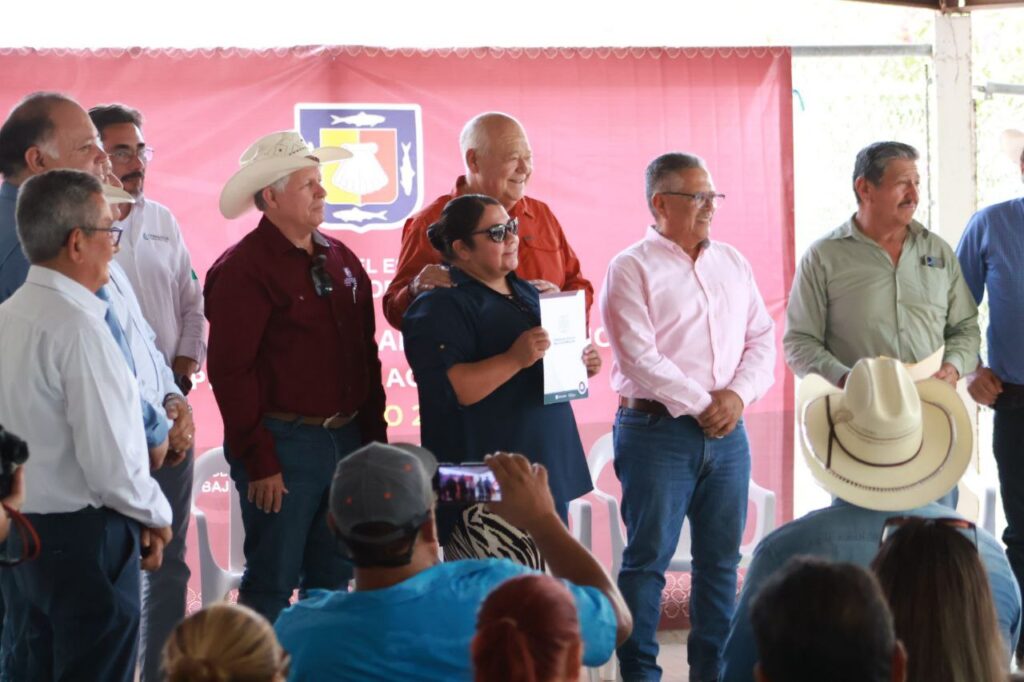 Entrega Castro Cosío apoyos al sector rural de Comondú