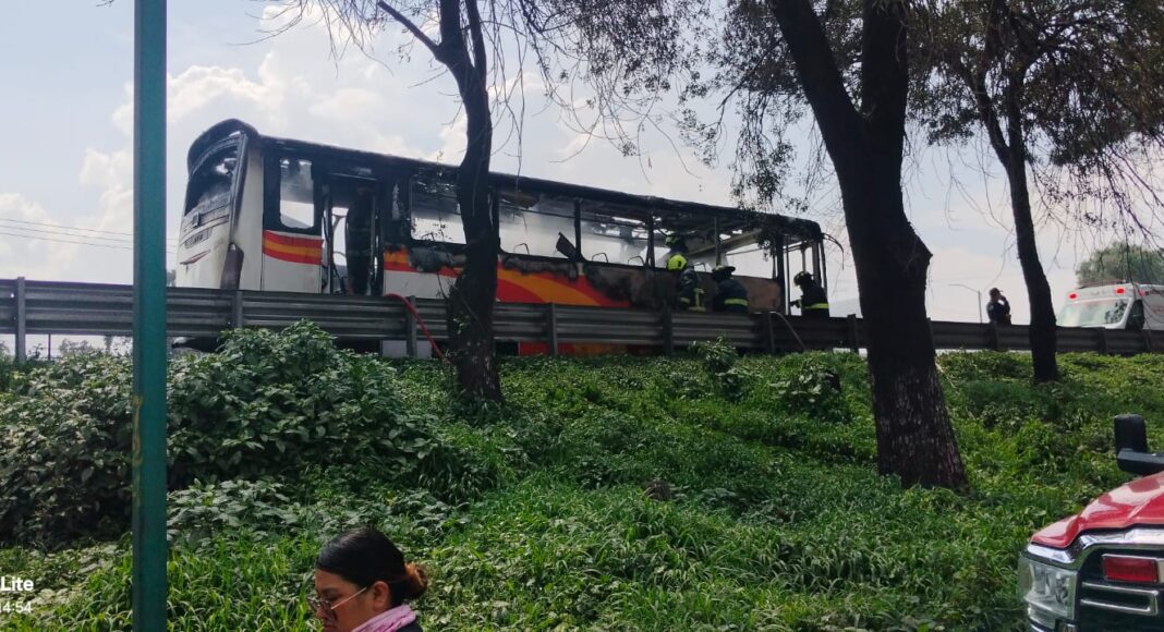 Autobús se incendia tras choque con motociclista en la México-Querétaro
