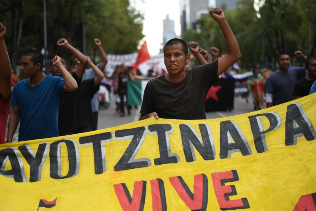 Padres de los 43 de Ayotzinapa exigen acceso a 800 folios del Ejército