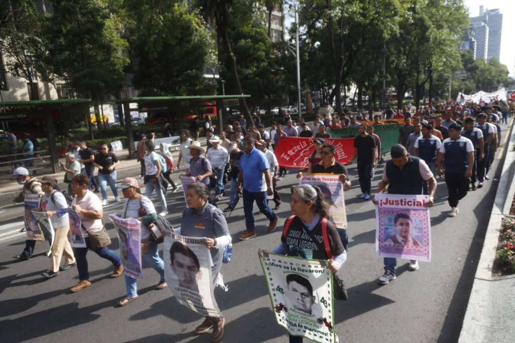 Padres de los 43 de Ayotzinapa exigen acceso a 800 folios del Ejército