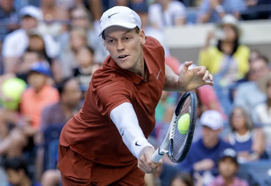 Sinner remonta ante Shapovalov y avanza en el US Open con el liderato en juego