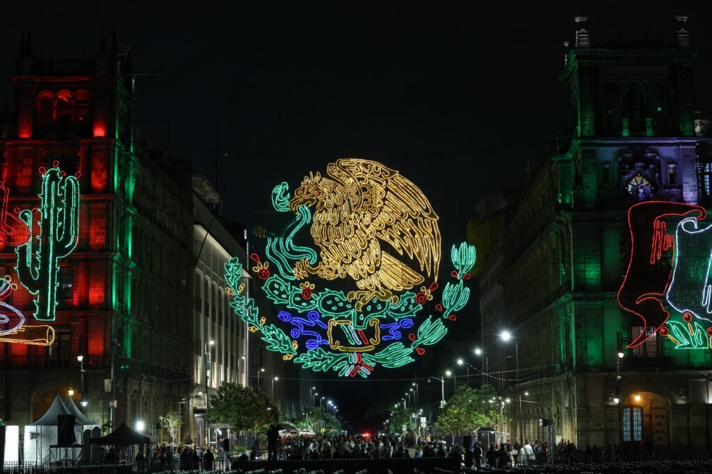 Clara Brugada enciende alumbrado patrio en el Zócalo