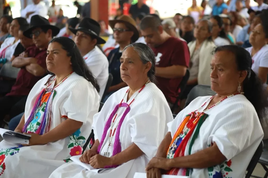 Polémica en Oaxaca por orden de usar ropa tradicional