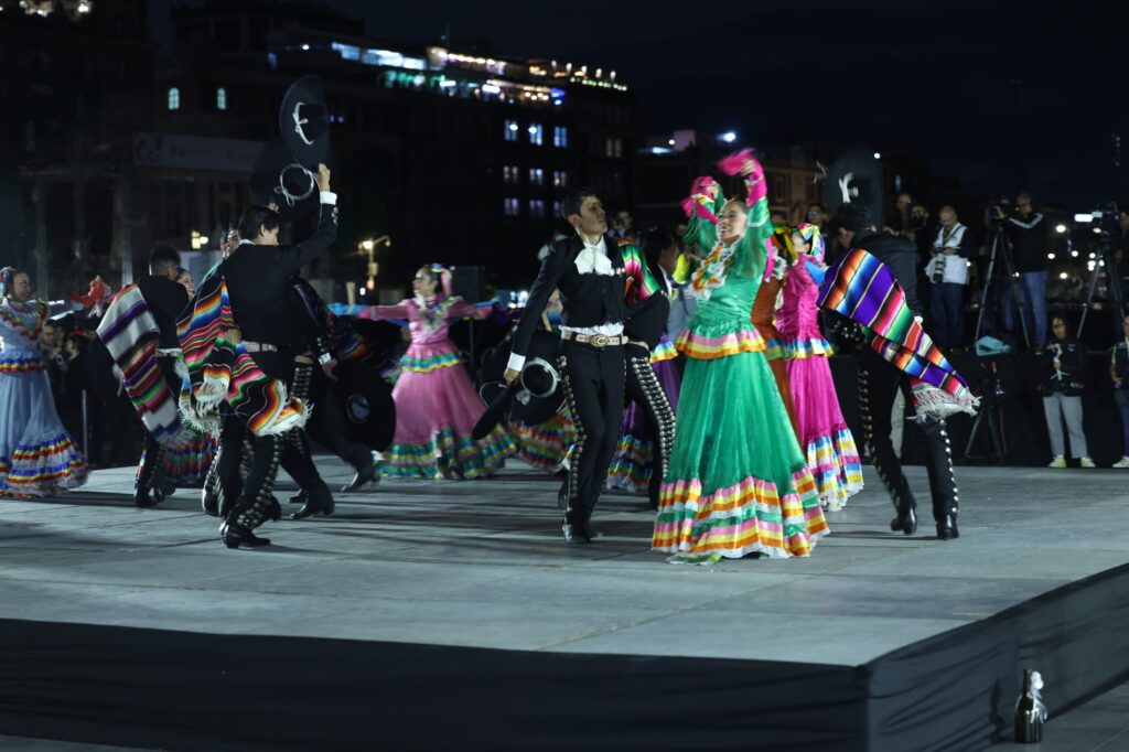 Clara Brugada enciende alumbrado patrio en el Zócalo