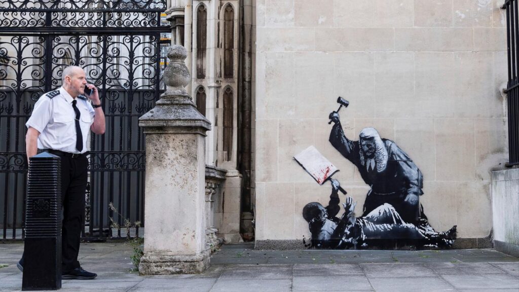 Banksy critica represión en mural frente a tribunal de Londres