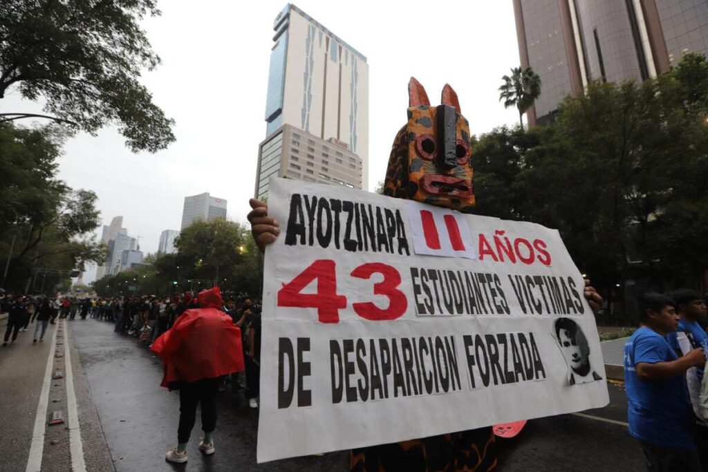 Marchan por los 43 de Ayotzinapa en su 11 aniversario