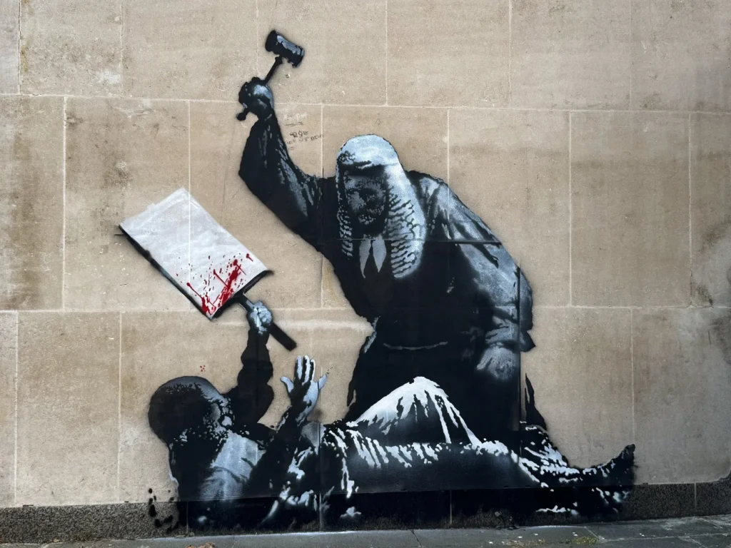 Banksy critica represión en mural frente a tribunal de Londres