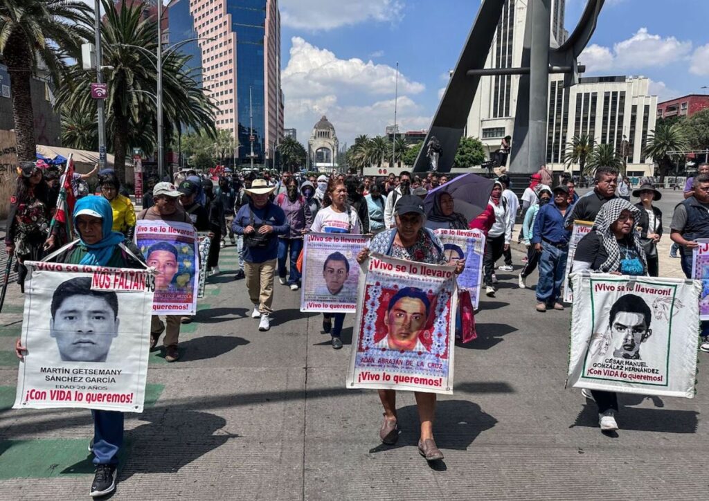 Marchan por los 43 de Ayotzinapa en su 11 aniversario