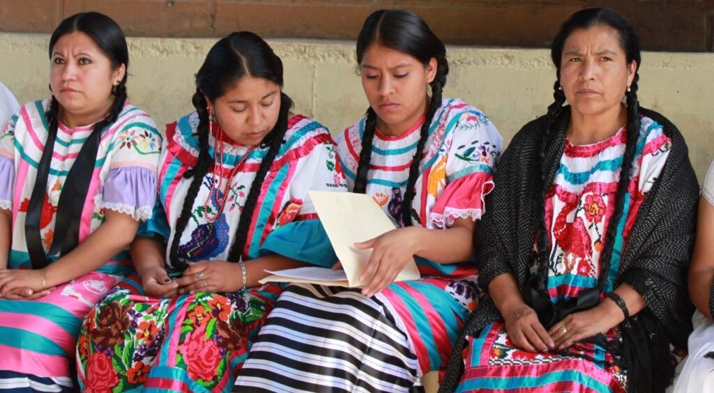 México izará por primera vez la bandera en honor a mujeres indígenas