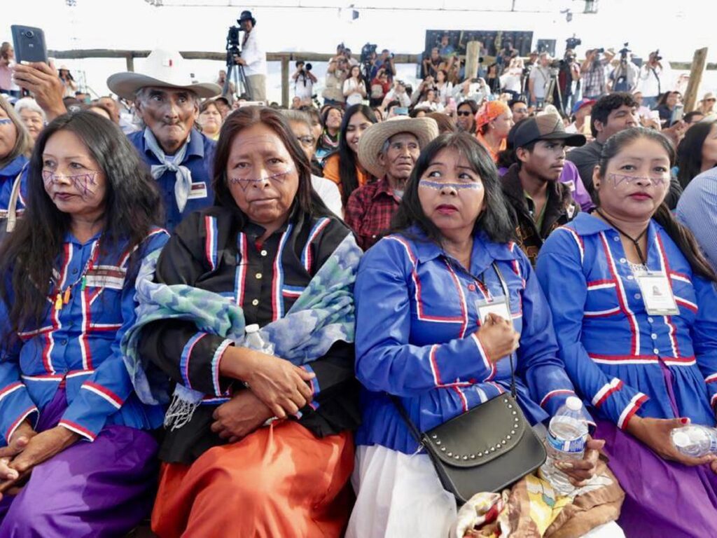 México izará por primera vez la bandera en honor a mujeres indígenas