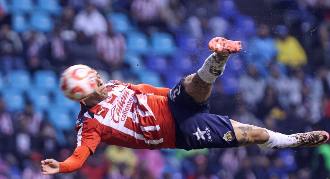 Chivas vence 2-0 a Puebla en un estadio Cuauhtémoc en malas condiciones