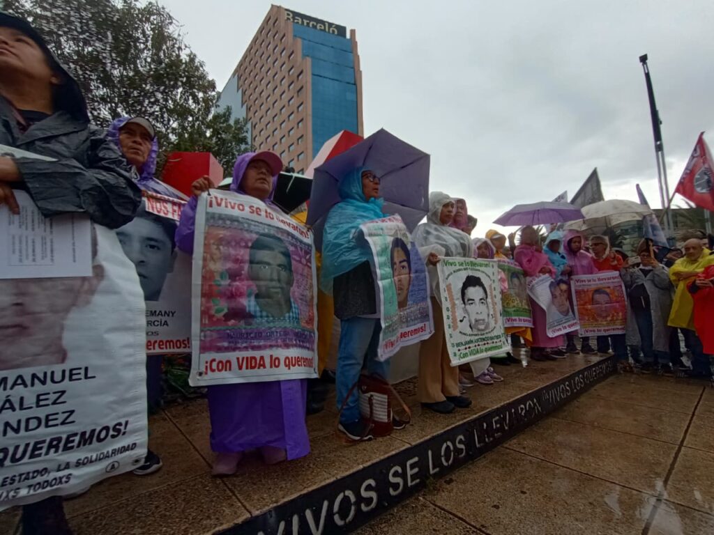 Marchan por los 43 de Ayotzinapa en su 11 aniversario