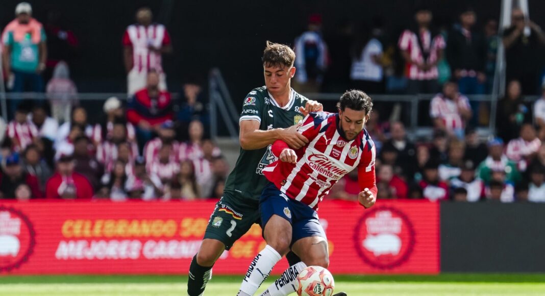 Chivas remonta y vence 2-1 a León en Chicago