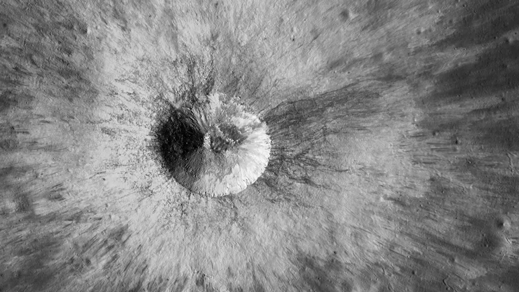 Cráteres lunares podrían albergar mil millones de dólares en metales preciosos