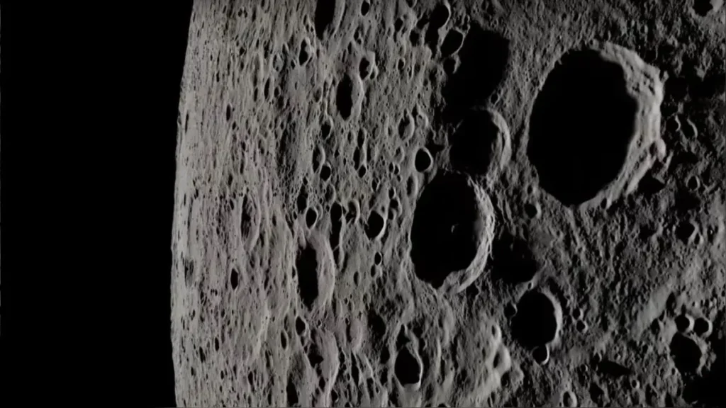 Cráteres lunares podrían albergar mil millones de dólares en metales preciosos