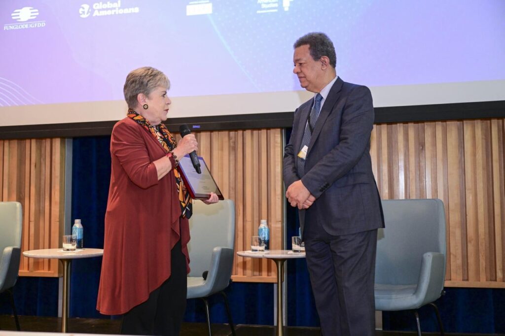 Alicia Bárcena recibe reconocimiento por su labor ambiental