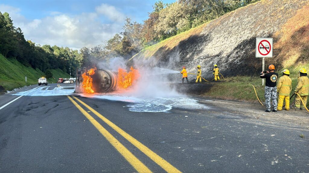 Explosión de pipa con gasolina en la México-Tuxpan; no hubo heridos